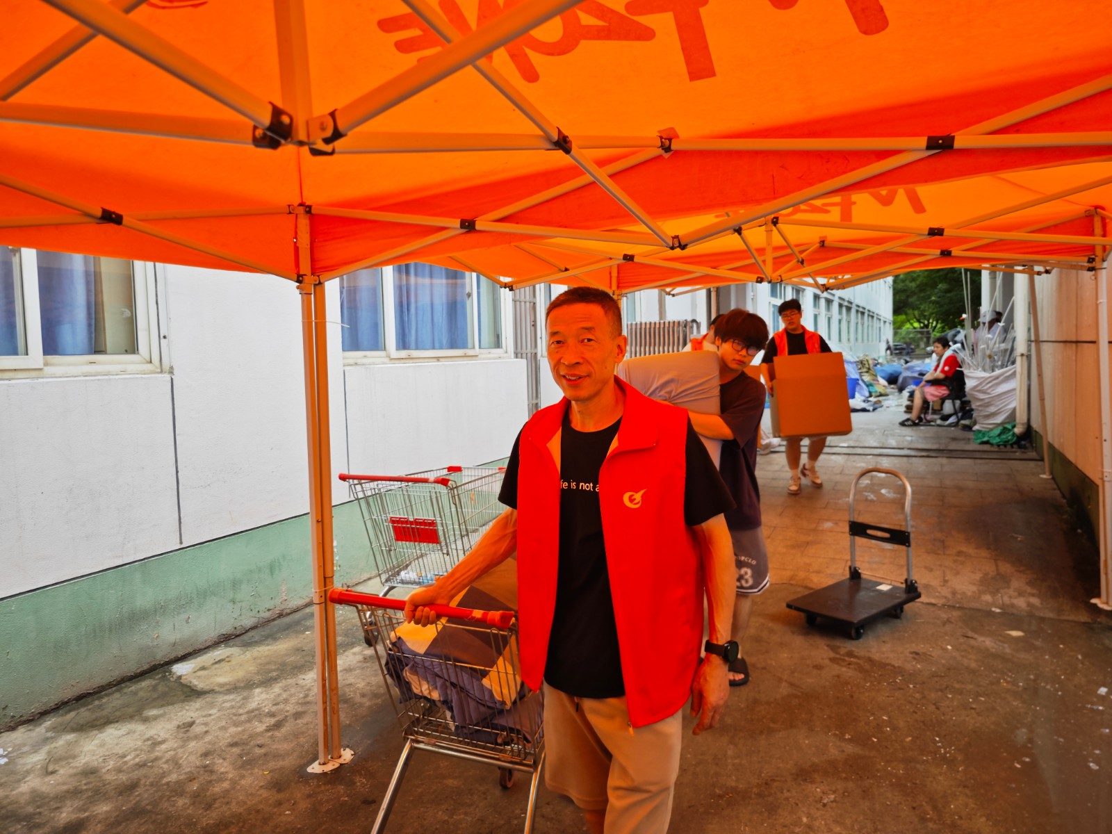 智慧城市公司党总支开展“宿舍搬迁志愿服务”主题党日活动