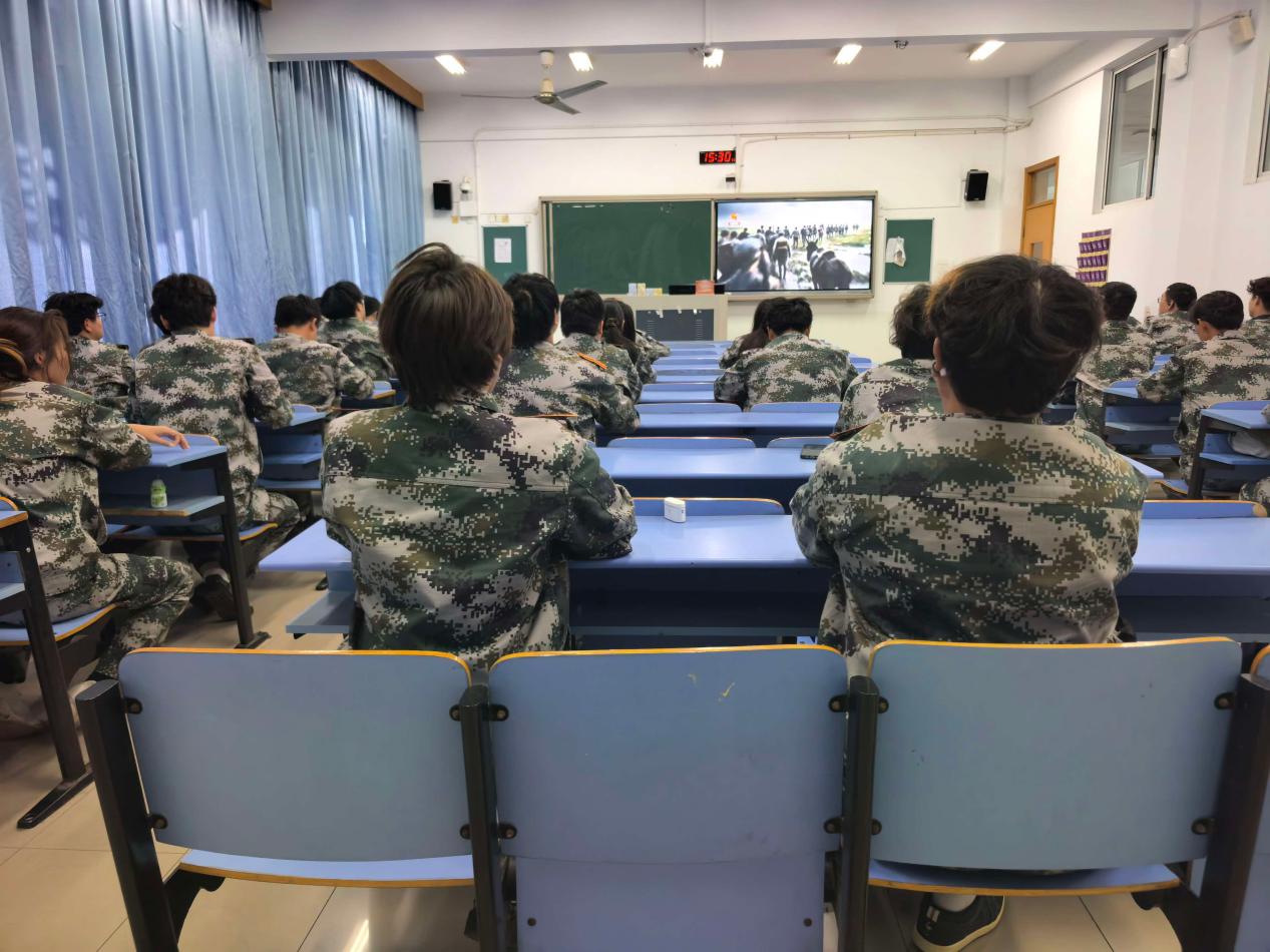 传承长征精神，汲取奋进力量——智慧城市学院组织员工收看纪念中国工农红军长征胜利90周年思政大课